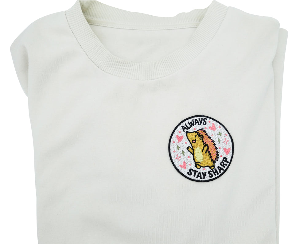 Igel Patch auf weißem T-Shirt aufgebügelt