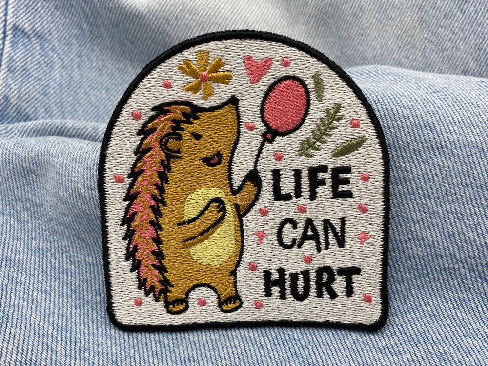 Igel Patch auf hellblauer Jeans