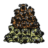Brauner Mops Welpen auf einem Haufen Patch