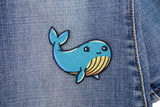 Wal Patch auf dunkler Jeans