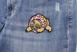 Faultier Patch auf dunkelblauer Jeans