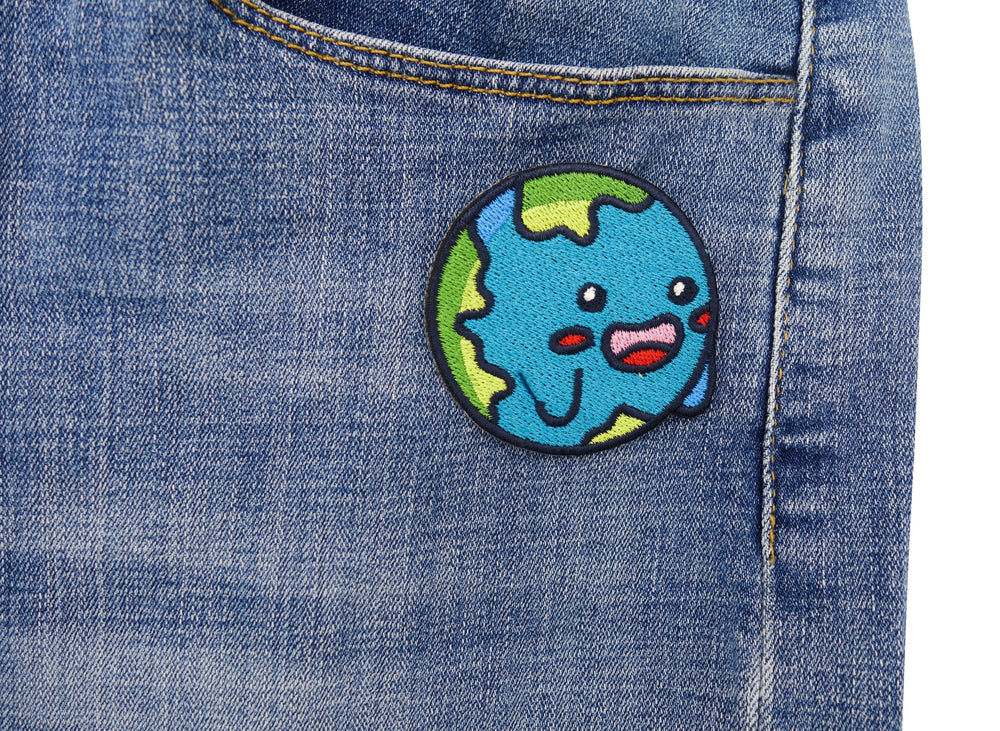 Erde Patch auf dunkelblauer Jeans