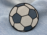Fußball Patch auf blauer Jeans