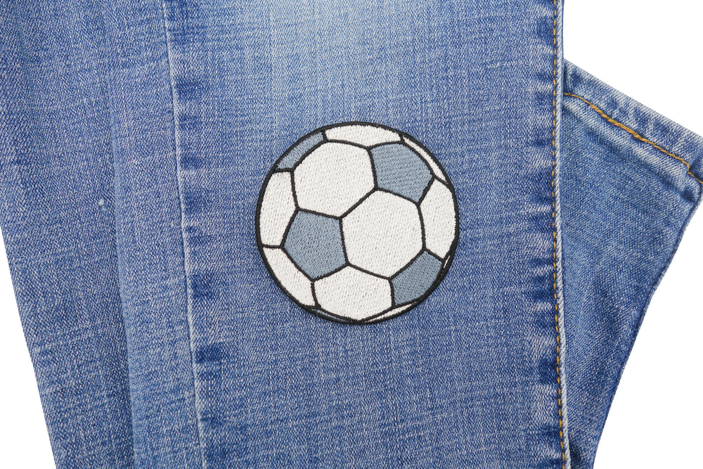 Fußball Patch auf dunkelblauer Jeans