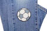 Fußball Patch auf dunkelblauer Jeans