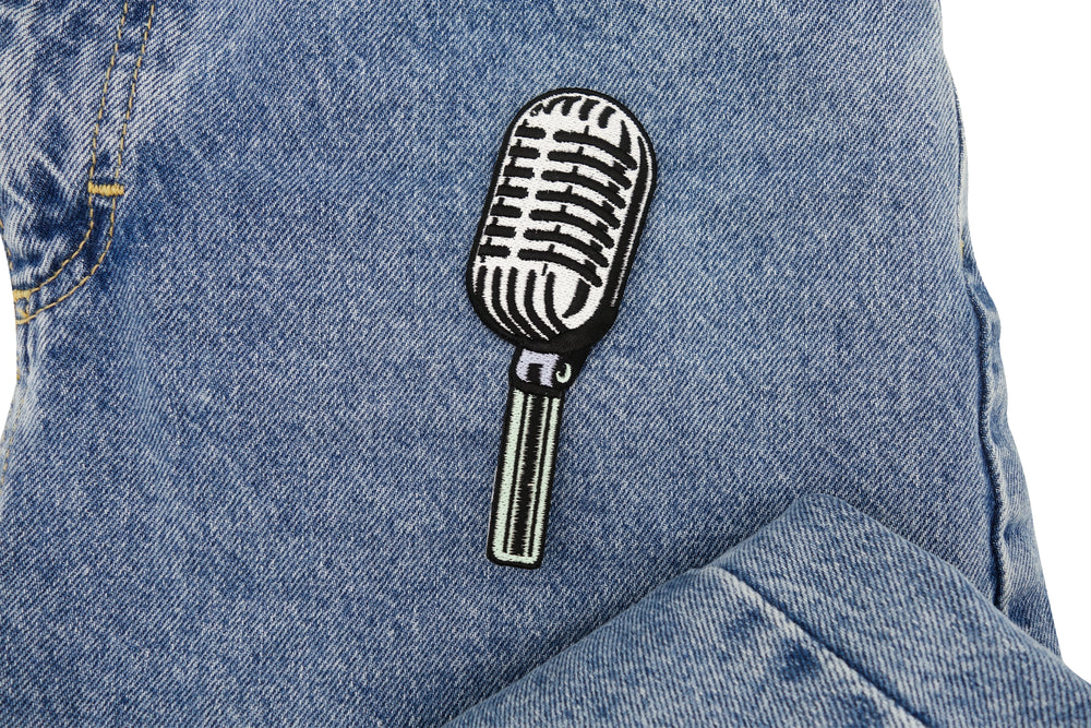 Standmikrofon Patch auf dunkelblauer Jeans
