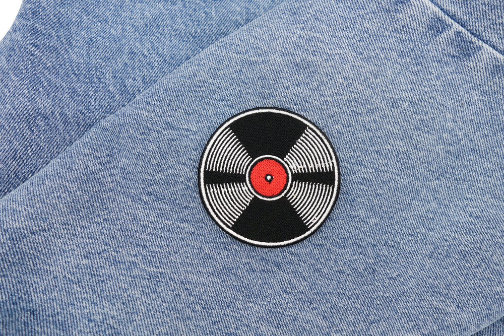 Schallplatten Patch auf heller blauer Jeans