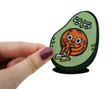 Frauenhand hält den Avocado Patch