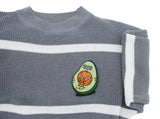 Avocado Patch auf grauem Pullover aufgebügelt