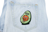 Avocado Patch auf hellbauer Jeans aufgebügelt