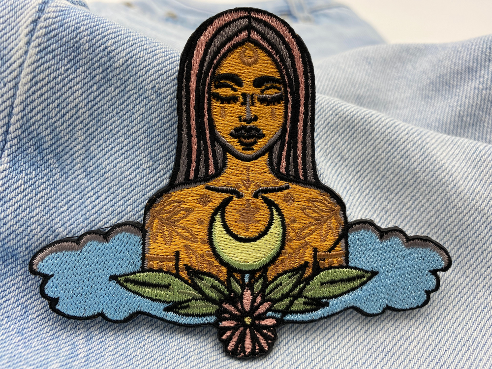 Kraft der Natur Patch auf heller Jeans