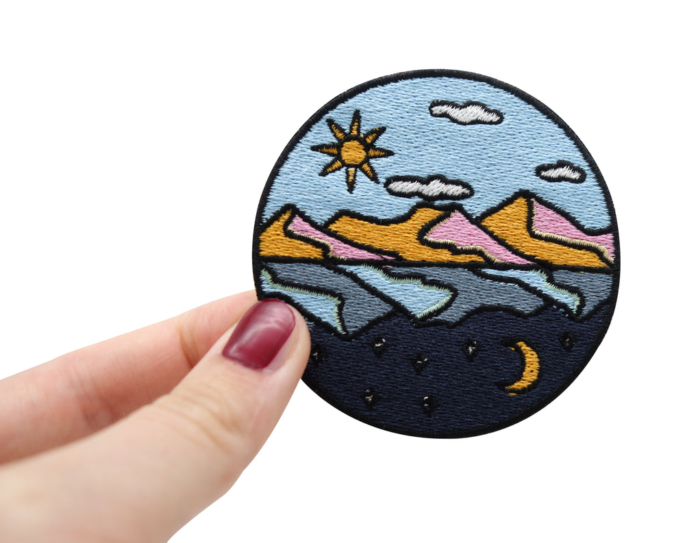 Frauenhand hält den Tag & Nacht Patch