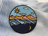 Tag & Nacht Patch auf heller Jeans