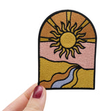 Frauenhand hält den Sonne Patch