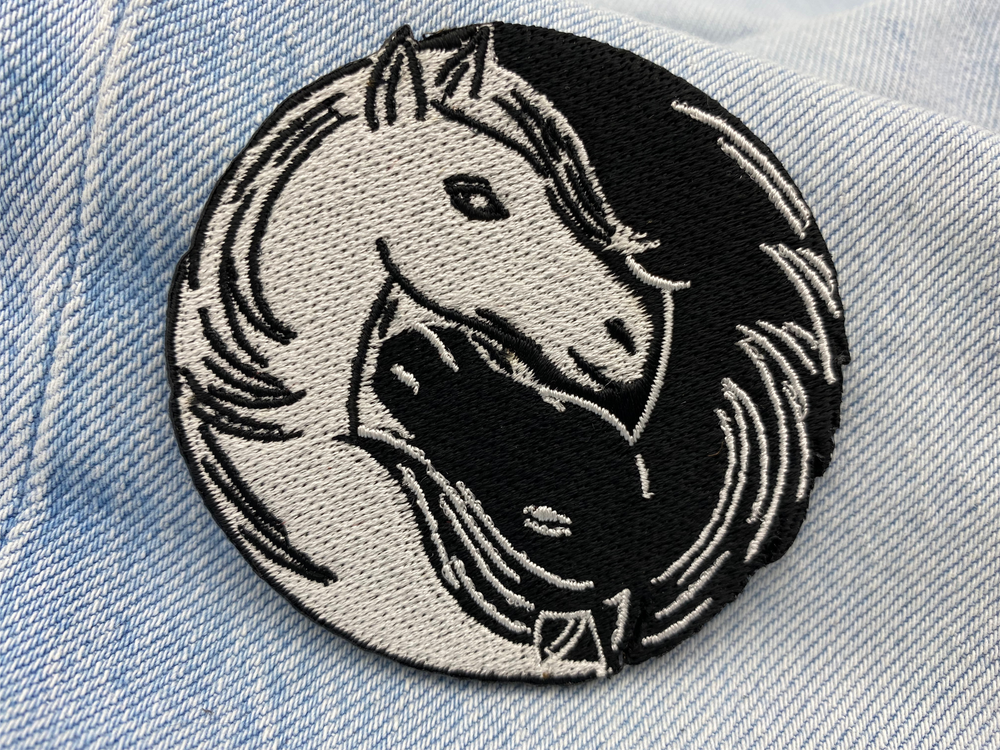 Pferdeköpfe Patch auf hellblauer Jeans