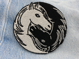 Pferdeköpfe Patch auf hellblauer Jeans