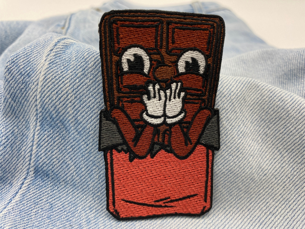 Schokolade Patch auf hellblauer Jeans