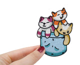Frauenhand hält den Katzen Patch
