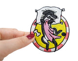 Frauenhand hält den Hund Patch