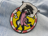 Schlafender Hund Patch auf hellblauer Jeans
