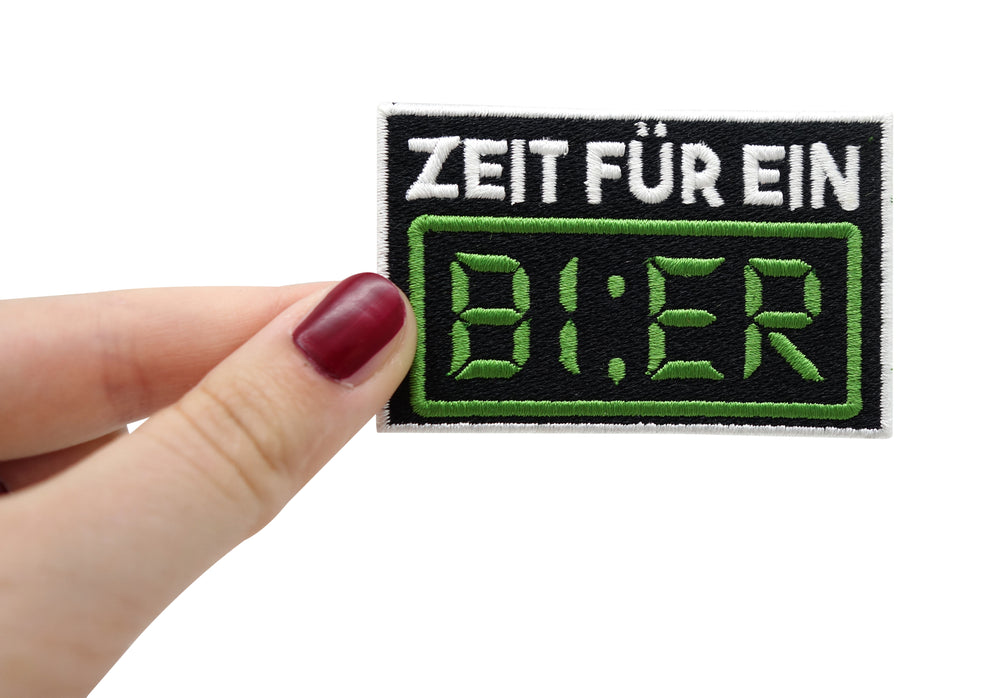 Frauenhand hält den Zeit für ein Bier Patch