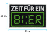 Zeit für ein Bier Patch mit der Maße: 4,6 x 7,1 cm