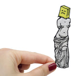 Frauenhand hält den Statue Patch