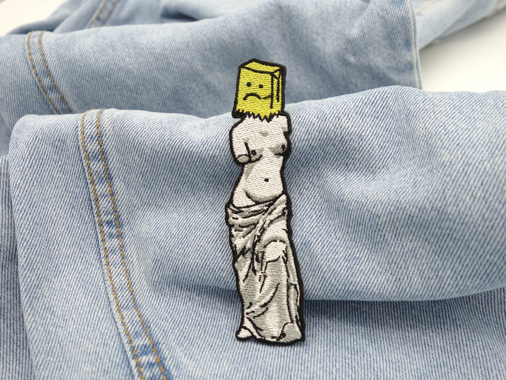 Statue Patch auf hellblauer Jeans