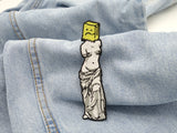 Statue Patch auf hellblauer Jeans