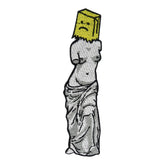Weißer Frauenstatue mit Papiertüte auf dem Kopf Patch