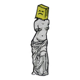Weißer Frauenstatue mit Papiertüte auf dem Kopf Patch