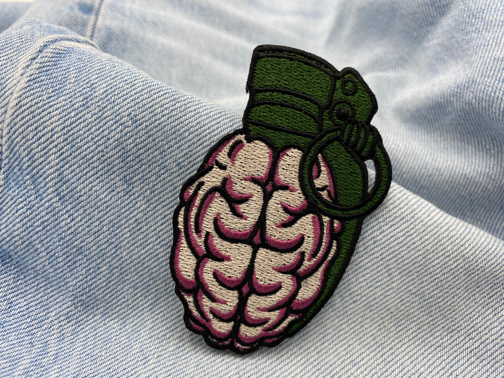Granate Patch auf hellblauer Jeans