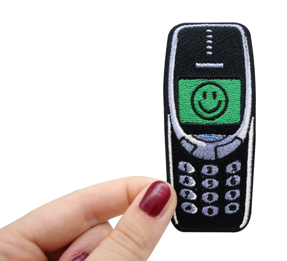 Frauenhand hält den Handy Patch