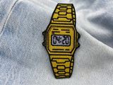Goldene Uhr Patch auf hellblauer Jeans