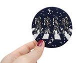 Frauenhand hält den Astronauten Patch