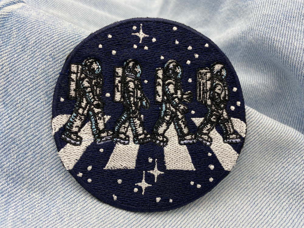 Astronauten Patch auf hellblauer Jeans