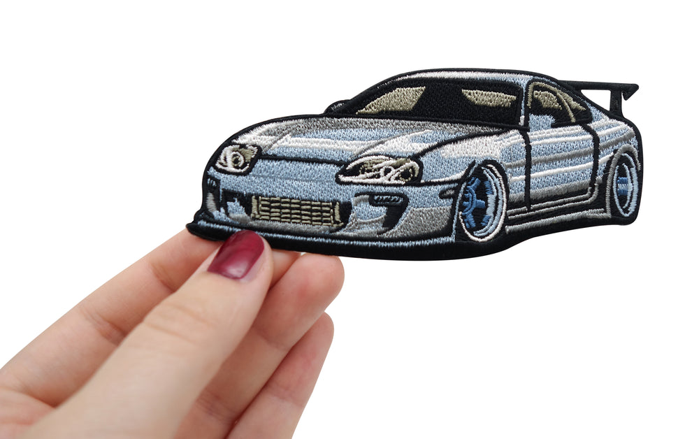 Frauenhand hält den Wagen Patch