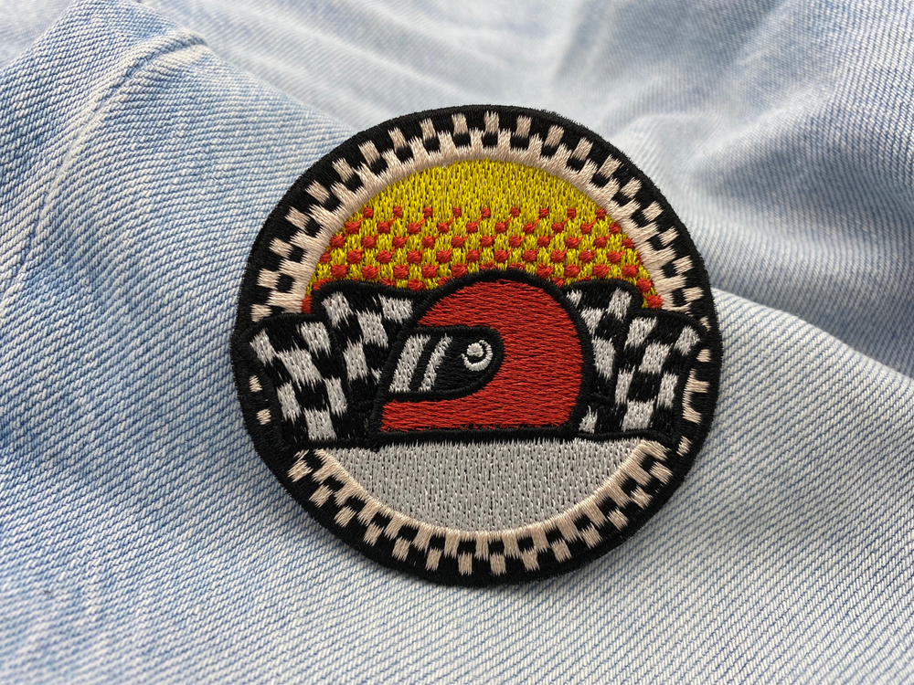 Helm Patch auf hellblauer Jeans