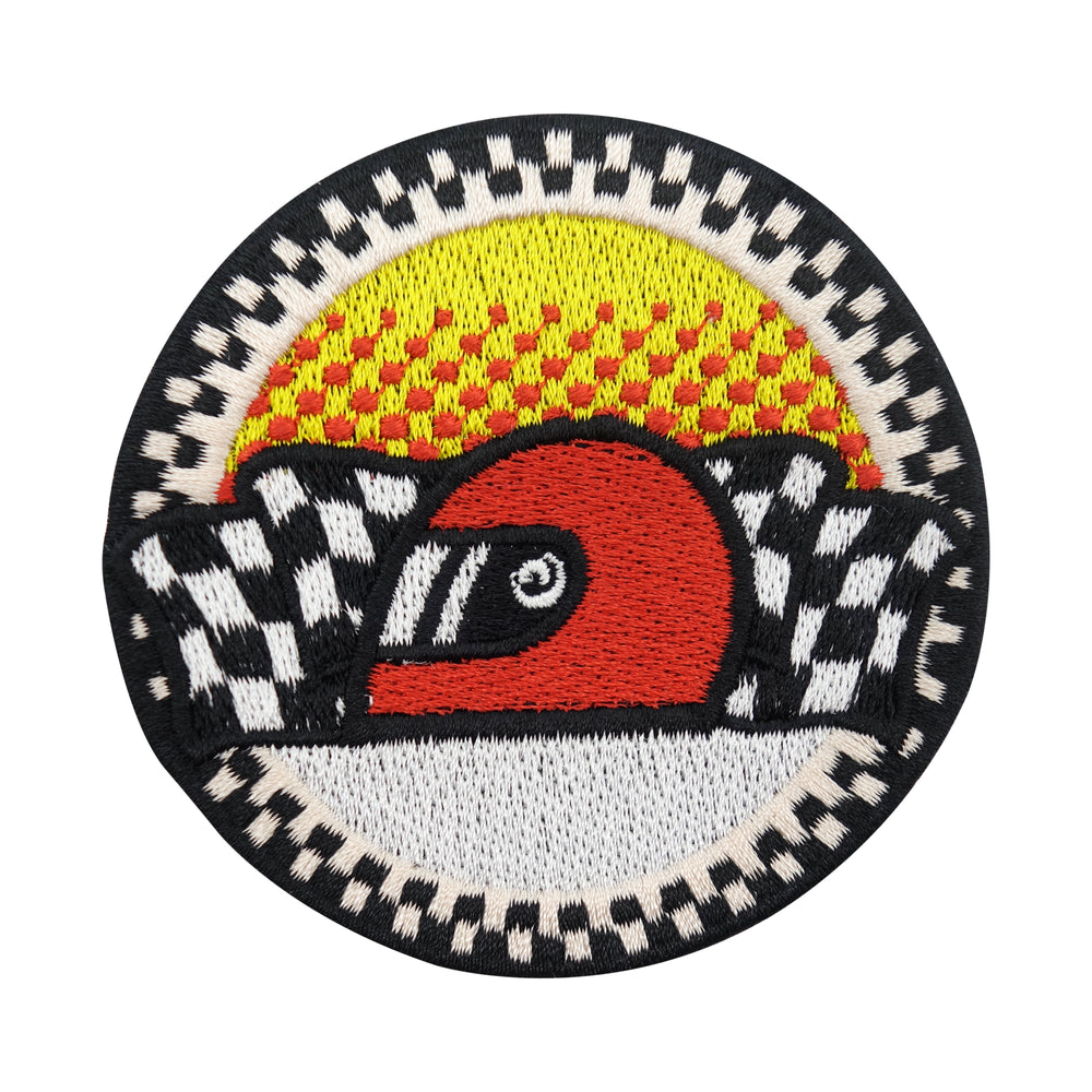 Schwarz-roter Motorsport Helm mit Zielflagge Patch