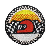 Schwarz-roter Motorsport Helm mit Zielflagge Patch