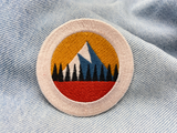 Berge Patch auf hellblauer Jeans