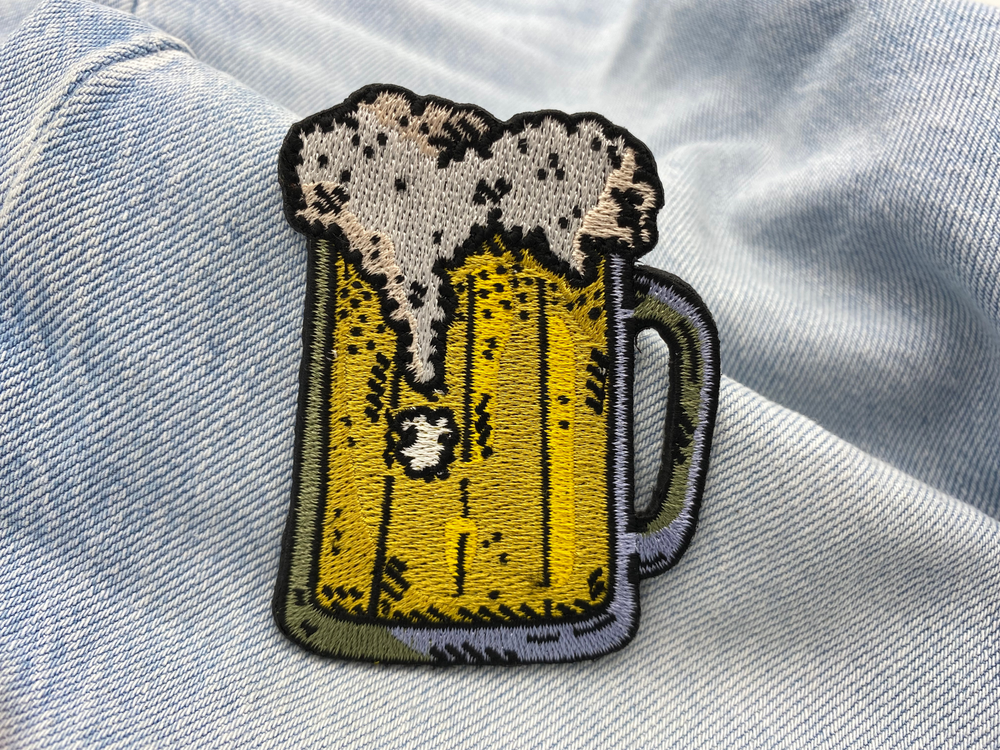 Bier Maß Patch auf blauer Jeans