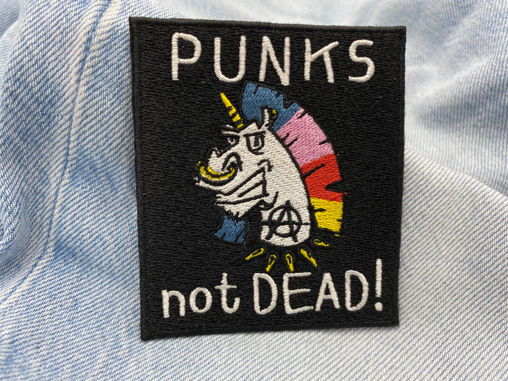 EInhorn Punk Patch auf blauer Jeans