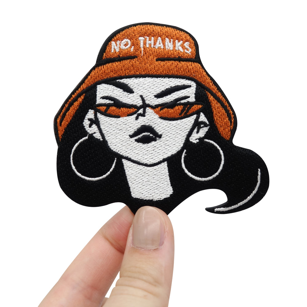 Frauenhand hält den Bucket Hat Girl Patch