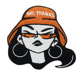 Schwarz-orangener Frau mit Ohrringen, Sonnenbrille und Bucket Hat Patch