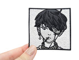 Korean Boy Patch gehalten von einer Frauenhand
