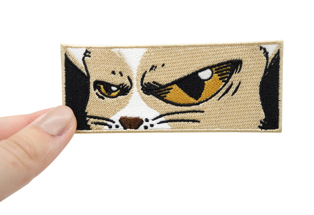 Anime Katze Patch gehalten von einer Frauenhand