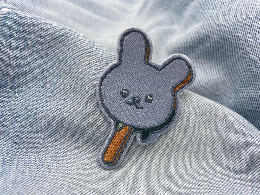Hasen Lolly Patch auf hellblauer Jeans