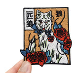 Frauenhand hält den Wolf mit Rosen Patch