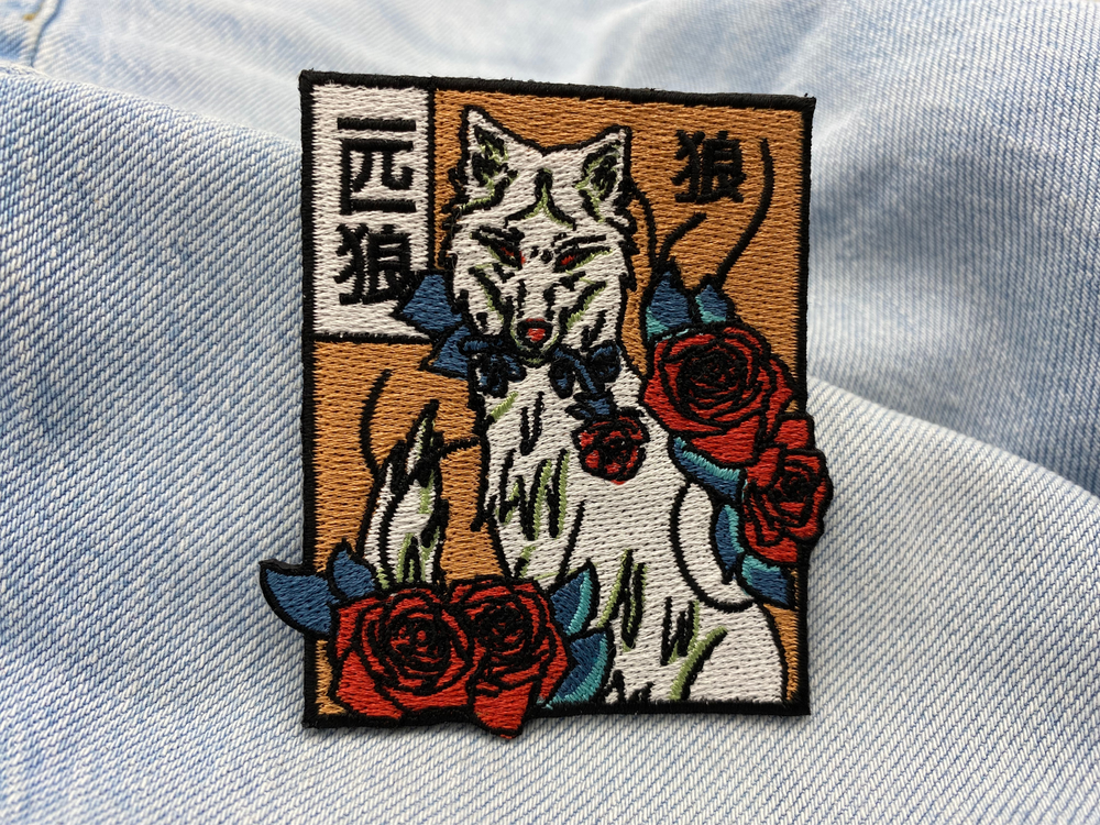 Wolf mit Rosen Patch auf hellblauer Jeans
